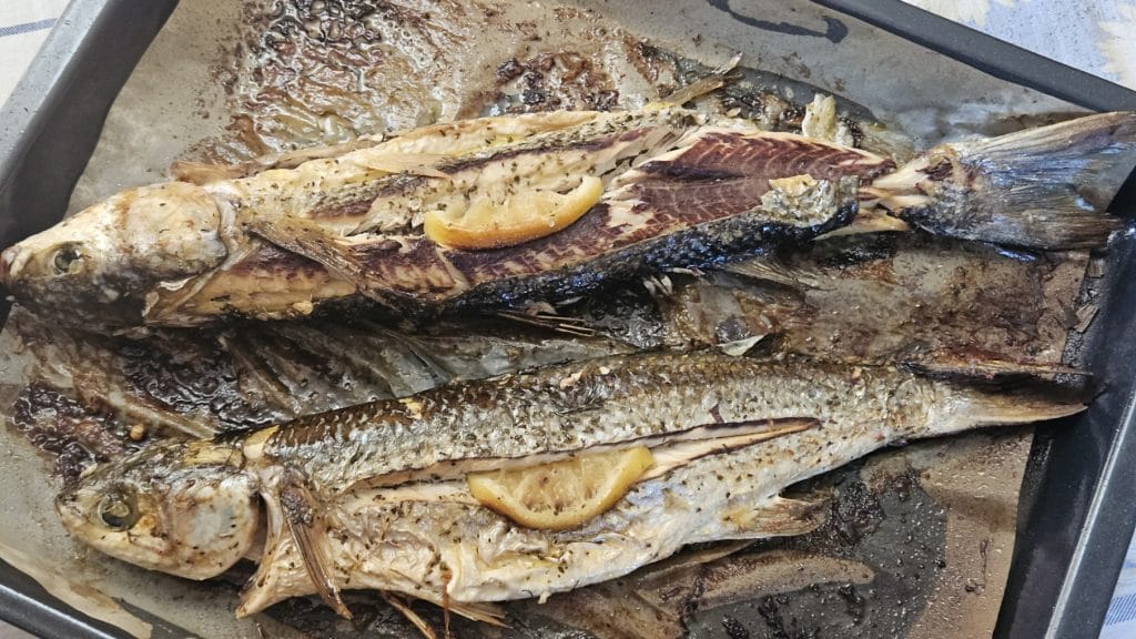 alt Mulet rôti au four à la grecque